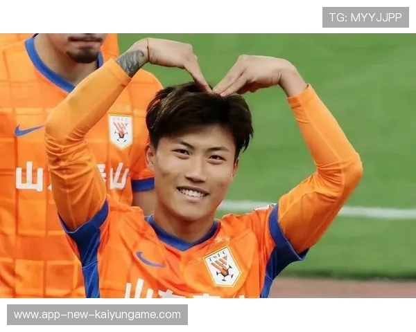 谢文能边路内切后分球，助攻队友完成禁区外轰门